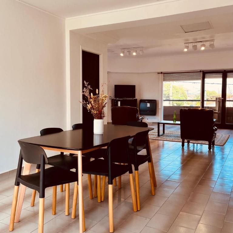 4 ambientes a 3 cuadras de la playa con parrilla y cochera - Totalmente renovado!! - Three-Bedroom Apartment - 8
