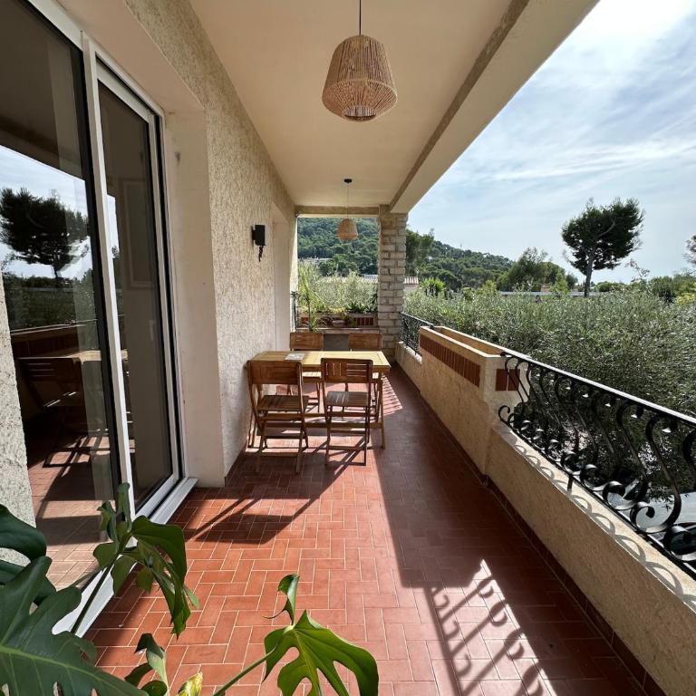 Haut de Villa classé 3 étoiles de 90m2, terrasse vue mer, plages à 5min - Appartement 3 Chambres - 22