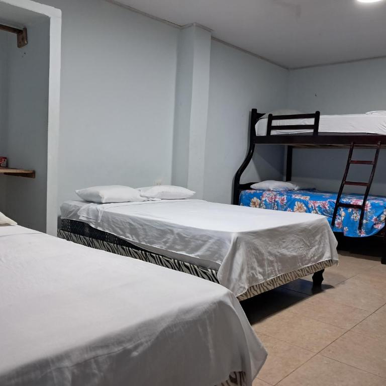 PiscinaCascolHostal - Superior Family Room - 4