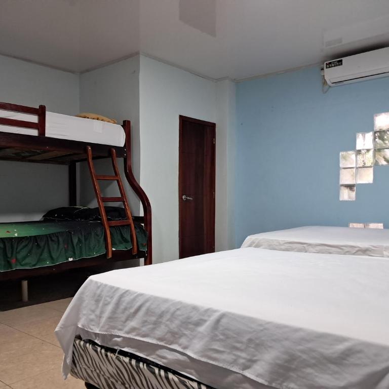 PiscinaCascolHostal - Superior Family Room - 1