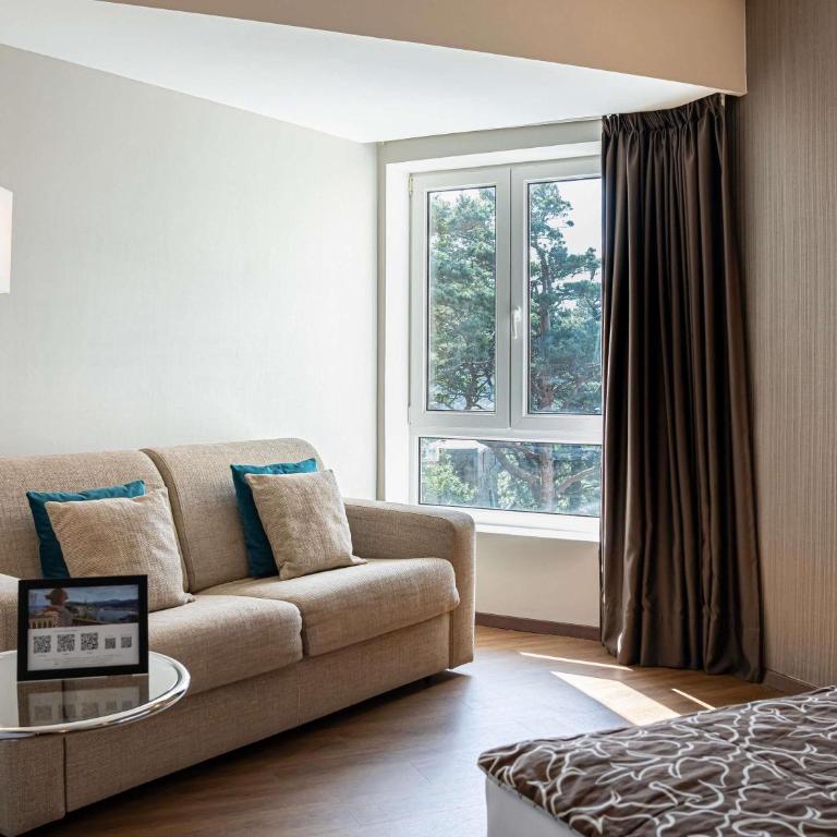 Mercure Monte Igueldo - Habitación Doble Estándar con sofá y vistas a la montaña - 2 camas - 4
