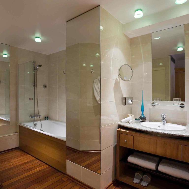 Sofitel Biarritz Le Miramar Thalassa - Chambre Double Supérieure - Vue Partielle sur Mer - 1