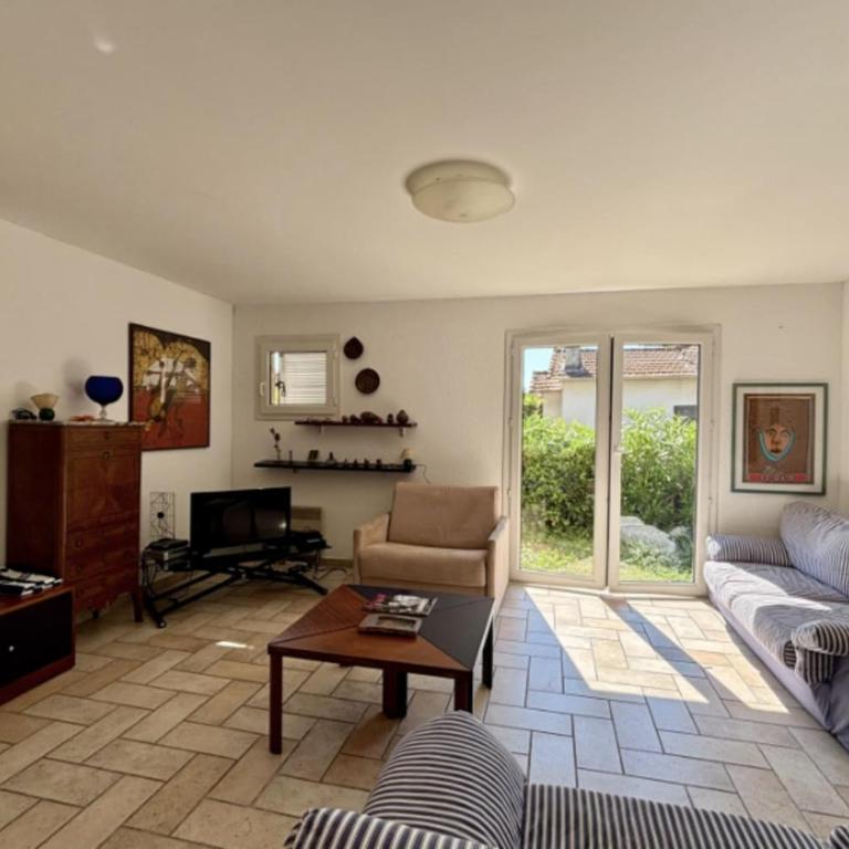 Charmante maison avec balcon et jardin - Maison de Vacances - 1