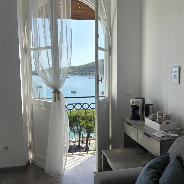 Le Finestre Veneris - Family Room with Sea View - 7