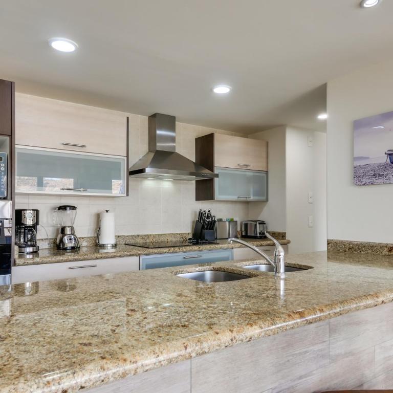 Chic Cabo Condo - Walk to Marina & Downtown! - Apartamento - 11