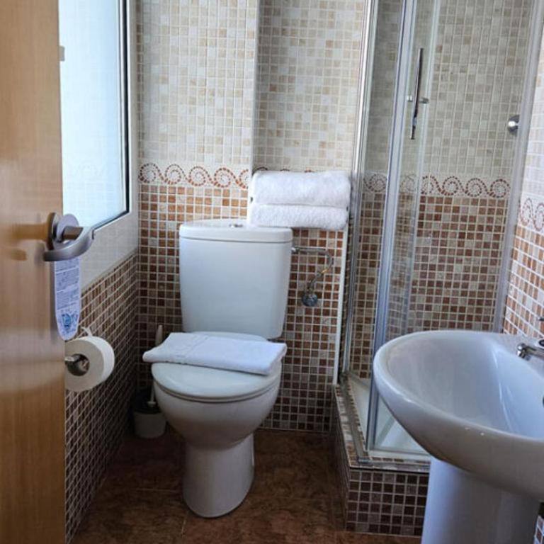 Hostal Rio De Castro - Habitación Doble con baño privado - 2 camas - 12