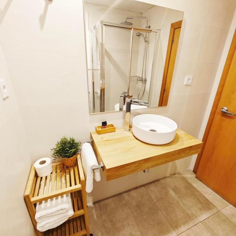 Hostal Rio De Castro - Habitación Individual con baño - 6
