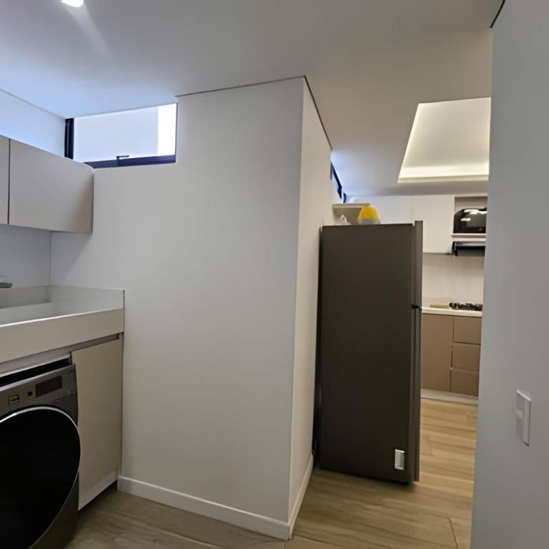 Exclusive Loft 10 Min from Airport Free Parking & WiFi - Apartamento - 25
