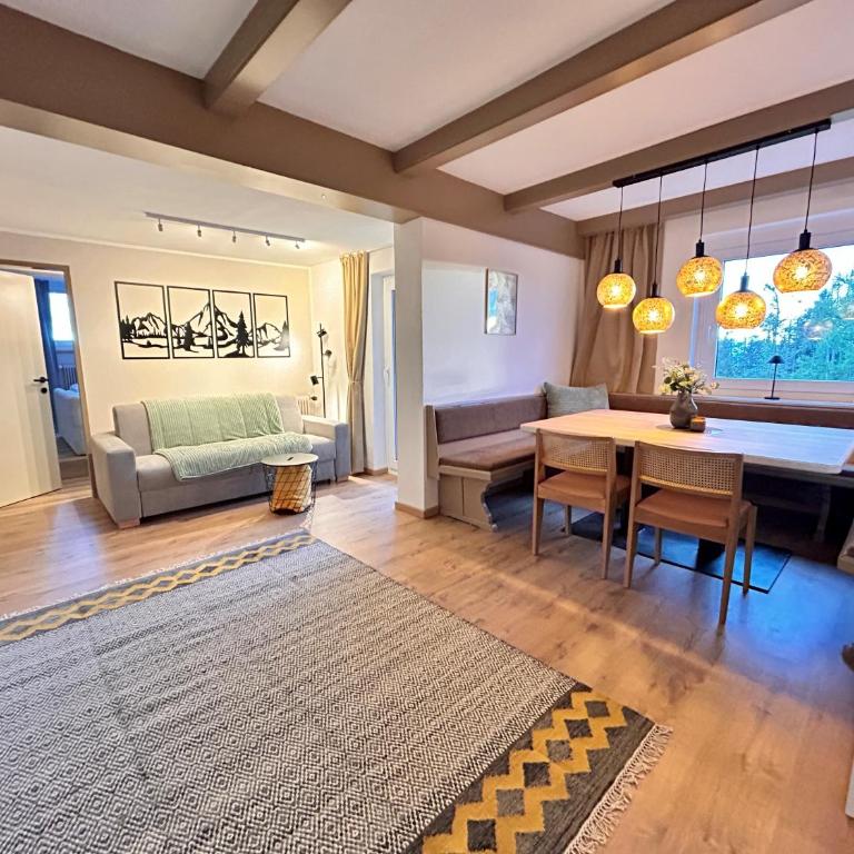 Appartement WOLKE7 byTILLY - Familienfreundliches Alpenzuhause mit Hallenbad, Balkon & Panoramablick hoch oben auf der Gerlitzen - Apartment mit 2 Schlafzimmern und Balkon - 4