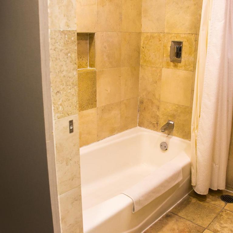 Courtyard by Marriott Puebla Las Animas - Classic Guest Room, 1 King, City View - 4
