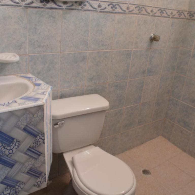 Apto grupal, fresco y céntrico - Three-Bedroom Apartment - 3