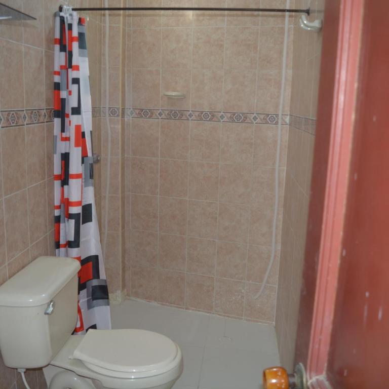 Apto grupal, fresco y céntrico - Three-Bedroom Apartment - 10