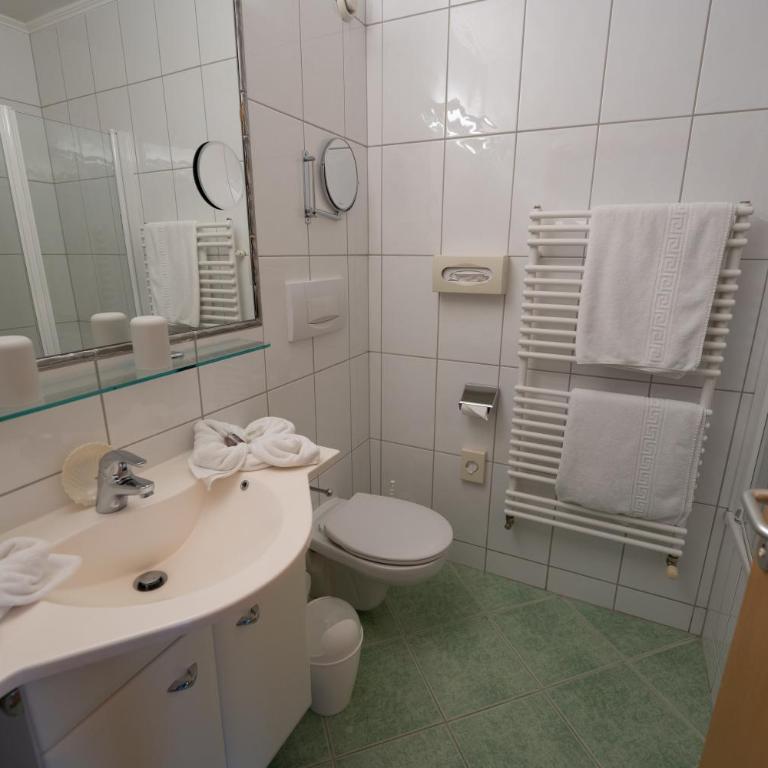 Alpenhotel Regina - Dreibettzimmer im Hauptgebäude - 1