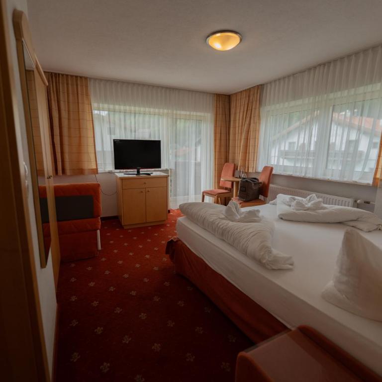 Alpenpension Regina - Doppelzimmer mit Bergblick - 2