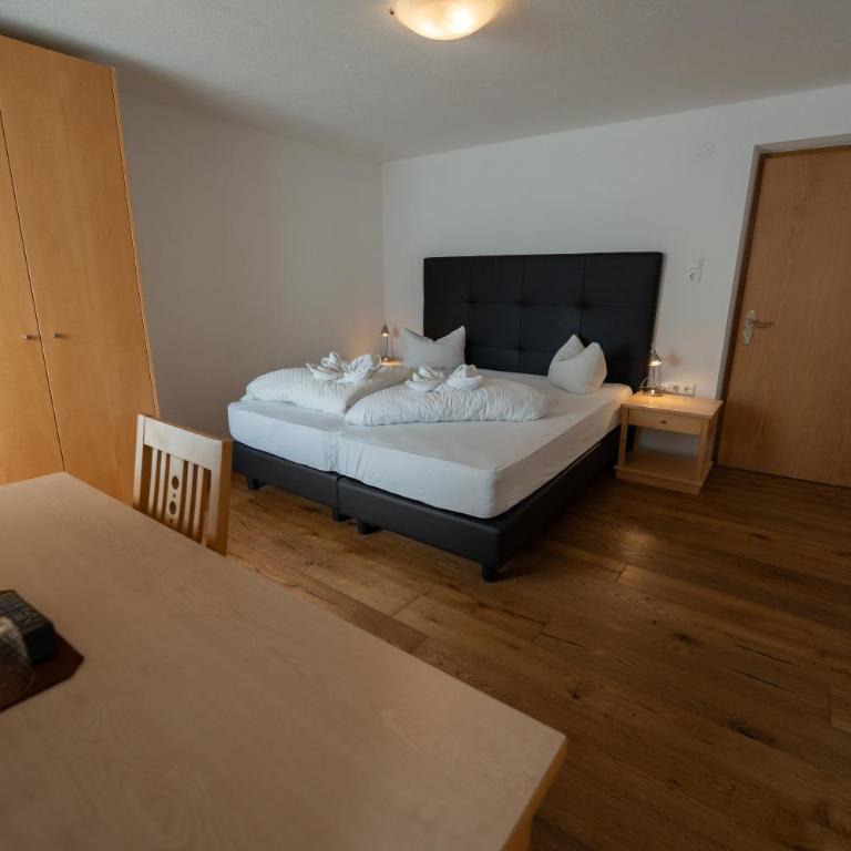 Alpenpension Regina - Doppelzimmer mit Bergblick - 4
