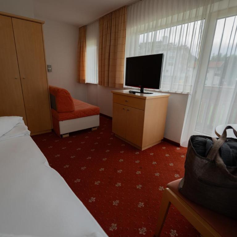 Alpenpension Regina - Doppelzimmer mit Bergblick - 6
