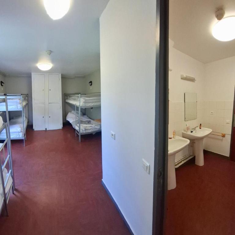 Auberge de Jeunesse HI Grenoble - Bed in 6-Bed Female Dormitory – Shared Bathroom - 4