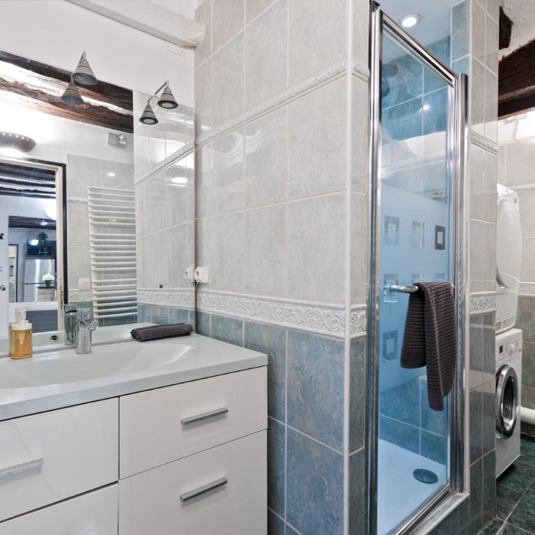 Notre Dame de Paris Luxurious 1BR-4P with NetFlix - One-Bedroom Apartment - 11