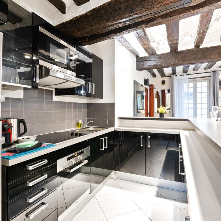 Notre Dame de Paris Luxurious 1BR-4P with NetFlix - One-Bedroom Apartment - 6