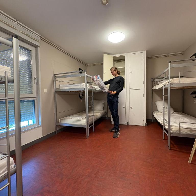 Auberge de Jeunesse HI Grenoble - Bed in 6-Bed Male Dormitory – Shared Bathroom - 6