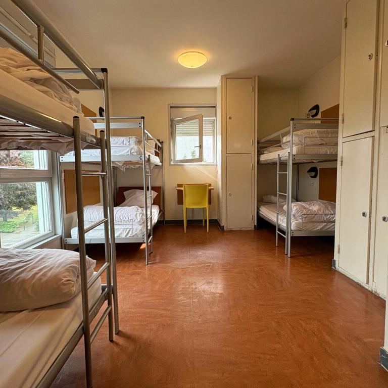 Auberge de Jeunesse HI Grenoble - Family Room for 6 People – Shared Bathroom - 8