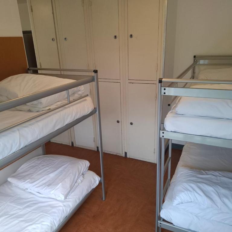 Auberge de Jeunesse HI Grenoble - Room for 8 People – Shared Bathroom - 5