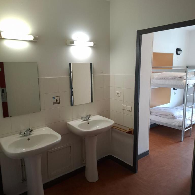 Auberge de Jeunesse HI Grenoble - Room for 8 People – Shared Bathroom - 6