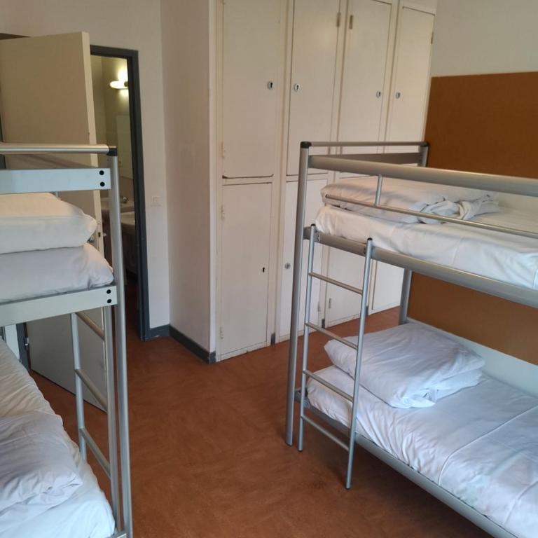 Auberge de Jeunesse HI Grenoble - Room for 8 People – Shared Bathroom - 7