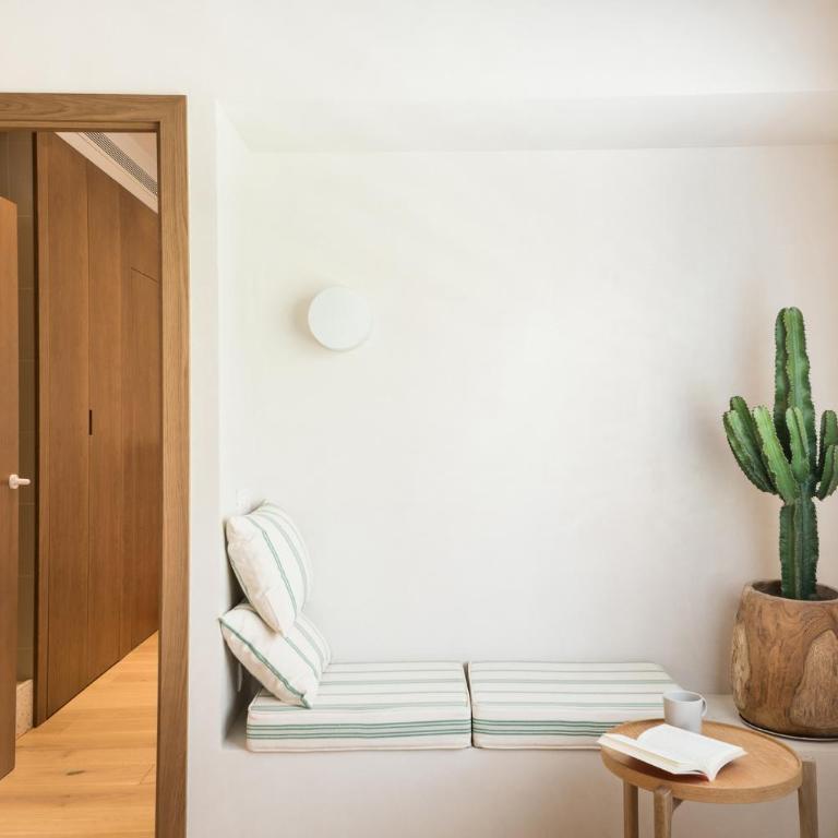 Mediterranean Retreat with 4-Bedroom, 3-Bath Apartment in Barcelona - Deluxe Apartment - 25