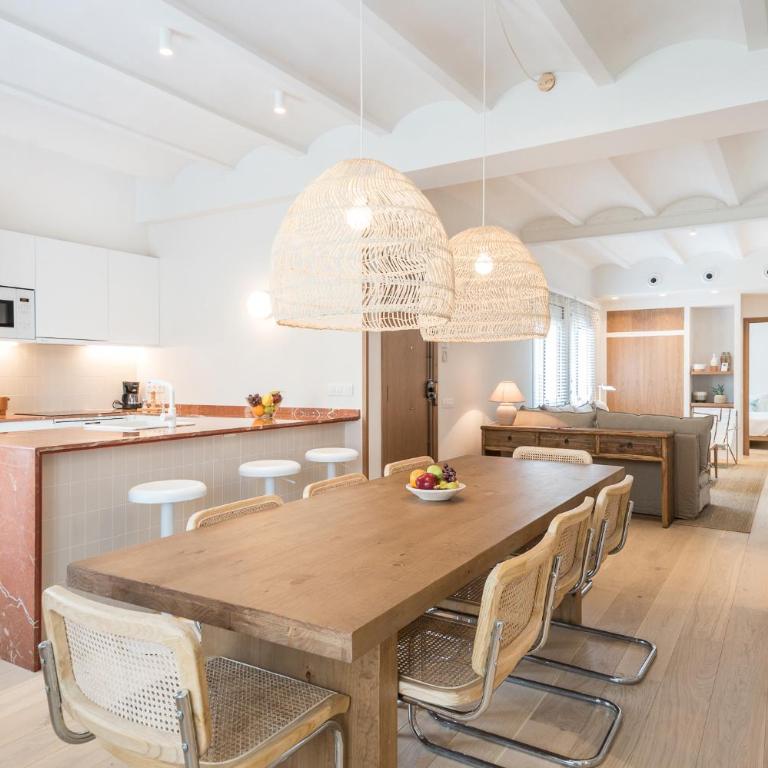 Mediterranean Retreat with 4-Bedroom, 3-Bath Apartment in Barcelona - Deluxe Apartment - 9