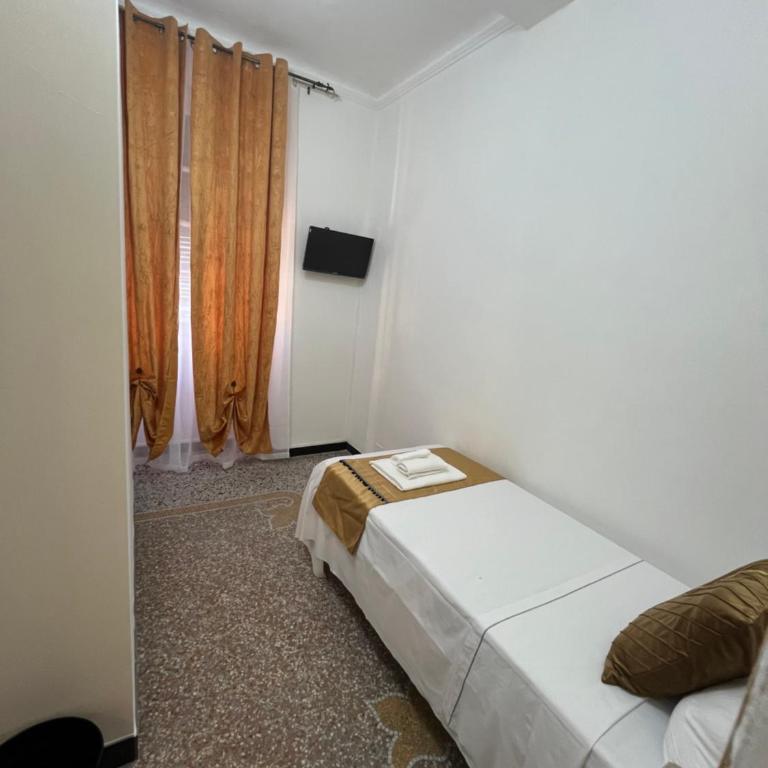 Genova Gold Rooms - Camera Tripla con Bagno Privato - 3