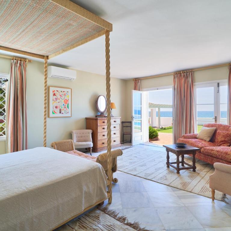Luxurious Villa by the Sea - Villa - 12