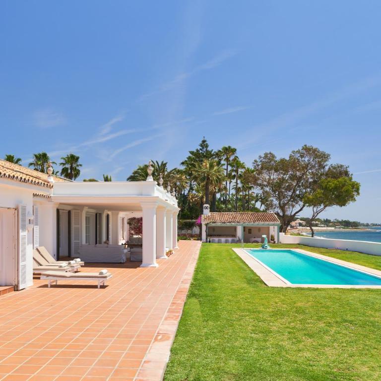 Luxurious Villa by the Sea - Villa - 15