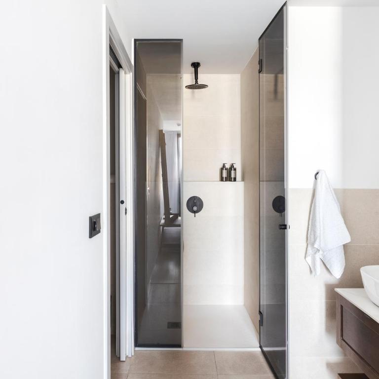 master La Rambla - Two Bedroom Apartment with Balcony - 8