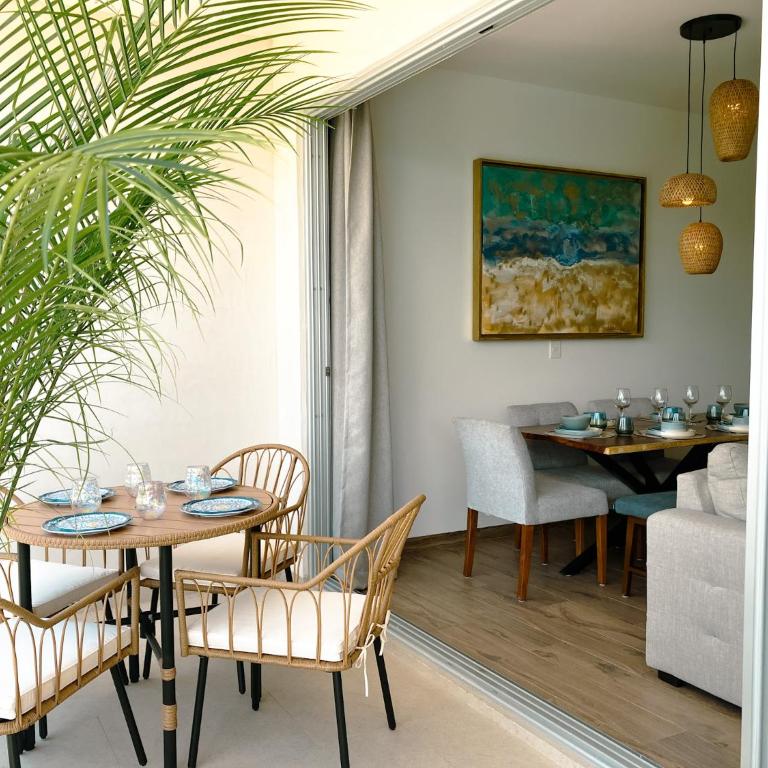 Stylish Playacar Condo with Balcony & Pool - Apartamento Deluxe de 2 dormitorios con vistas al jardín - 2