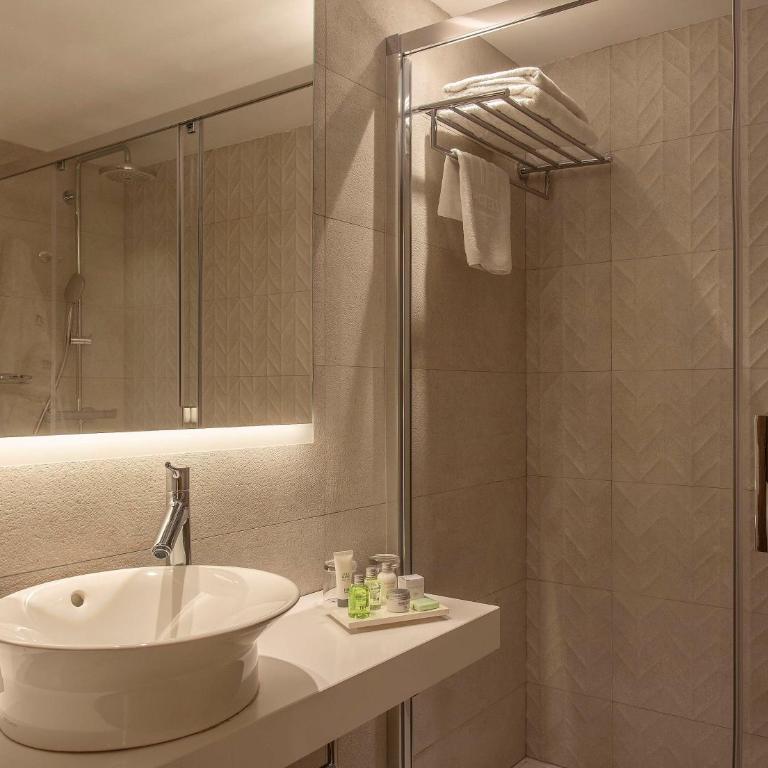 NH Sants Barcelona - Family Quadruple Room (2 Adults + 2 Children) - 5