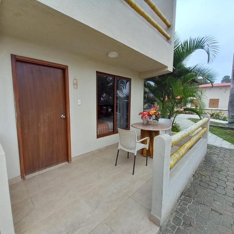 Baja Montañita Beach Resort - Double Room with Pool View - 2