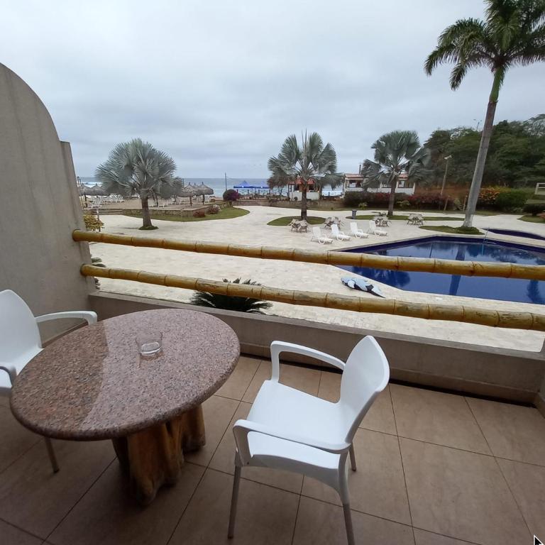 Baja Montañita Beach Resort - Deluxe Double Room with Two Double Beds - 3