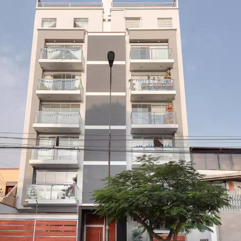 Amplio y Familiar 3BR de 3 pisos. Smart Home - Three-Bedroom Apartment - 2