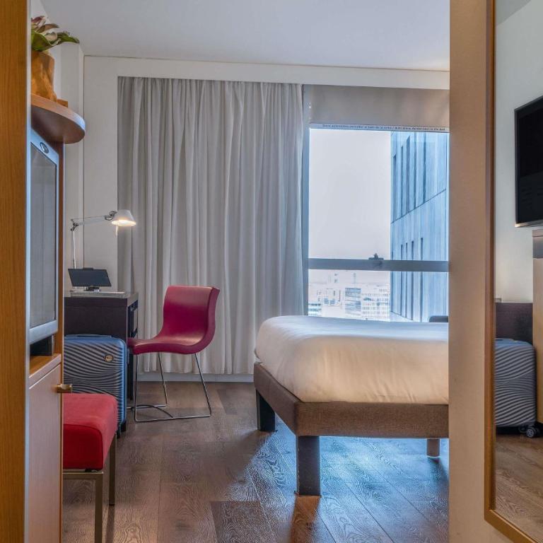 Novotel Barcelona City - Family Room with City View - 3
