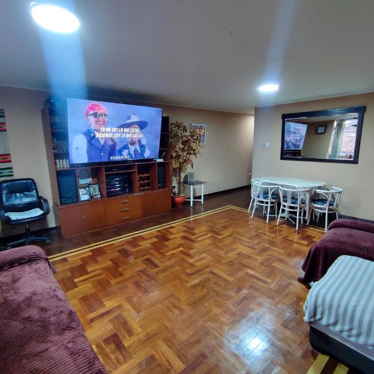 Dpto Amplio, TV75in, Cochera, Céntrico y BBQ - Apartamento de 2 dormitorios - 3