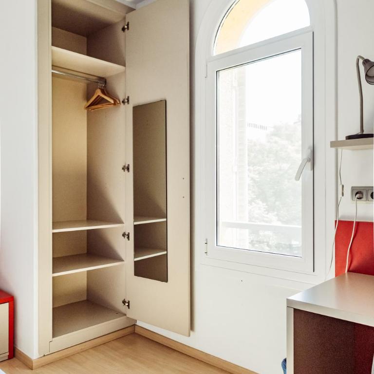 Leevin Stay Hostel - Single Room with Private Bathroom - 4