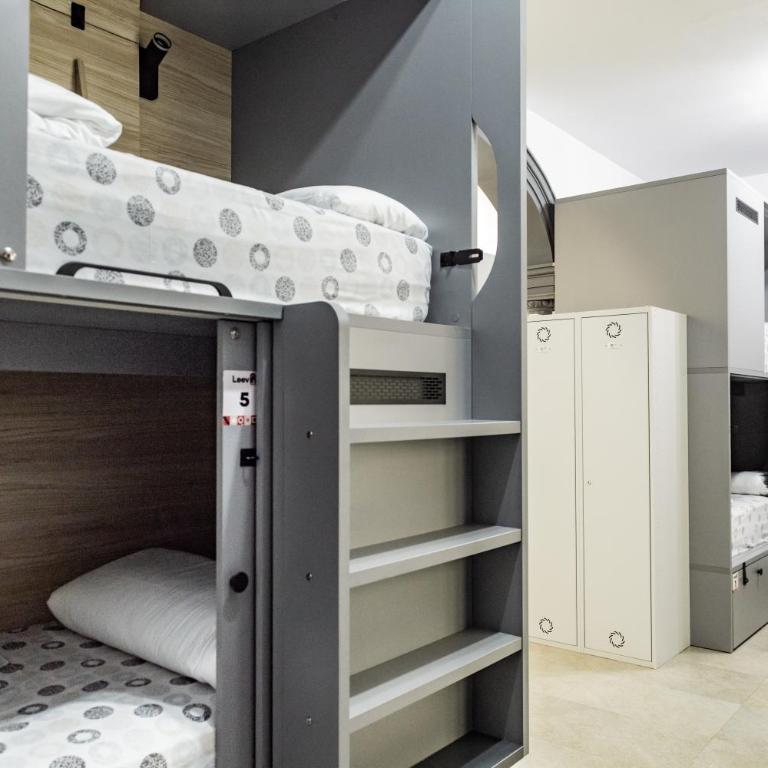 Leevin Stay Hostel - Bed in 8-Bed Mixed Dormitory Room - 1