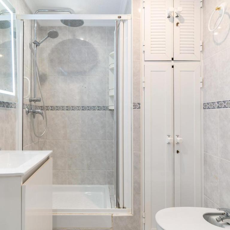 Lovely Apartment In Fuengirola With Swimming Pool - Apartamento de 1 dormitorio - 9