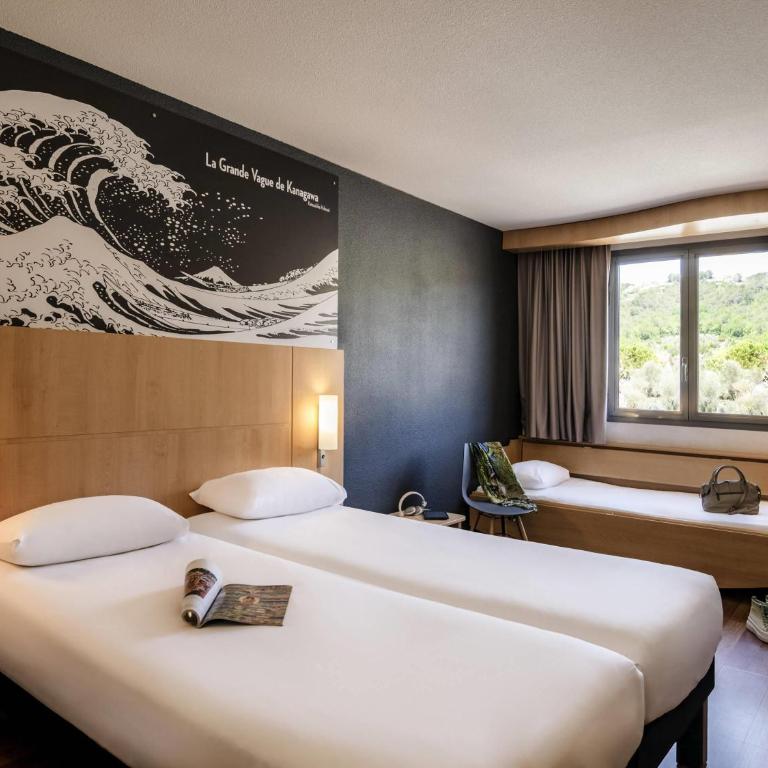 IBIS Cannes Mouans Sartoux Piscine parking gratuit - Chambre Standard avec 3 Lits Simples - 1
