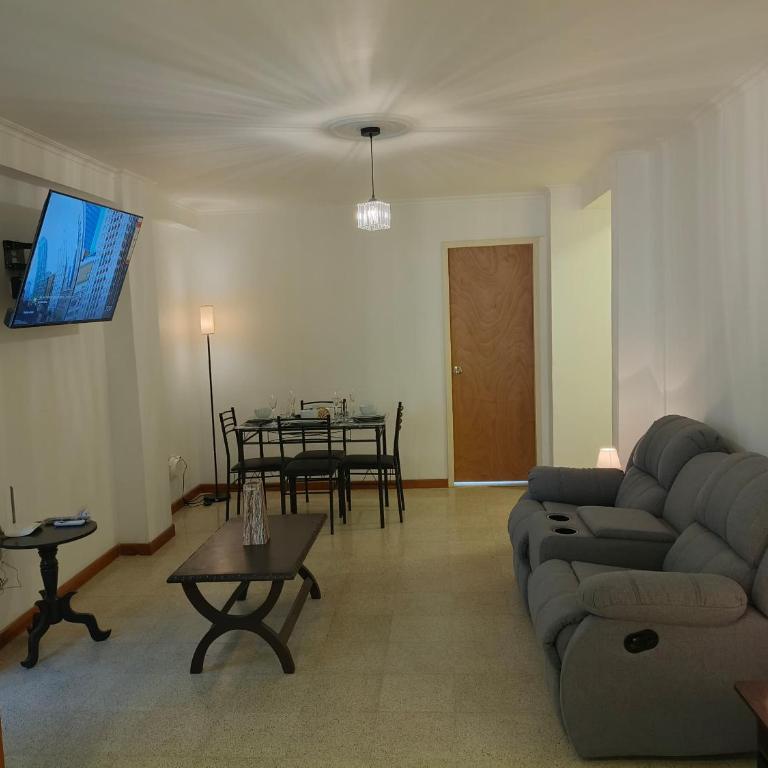 Apartamento Renovado 2 Habitaciones en la mejor zona del Centro de Caracas Cerca de las clínicas de San Bernardino y del Sambil Candelaria con Agua y Ascensor operativo - Two-Bedroom Standard Apartment - 1