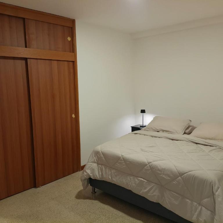 Apartamento Renovado 2 Habitaciones en la mejor zona del Centro de Caracas Cerca de las clínicas de San Bernardino y del Sambil Candelaria con Agua y Ascensor operativo - Two-Bedroom Standard Apartment - 8
