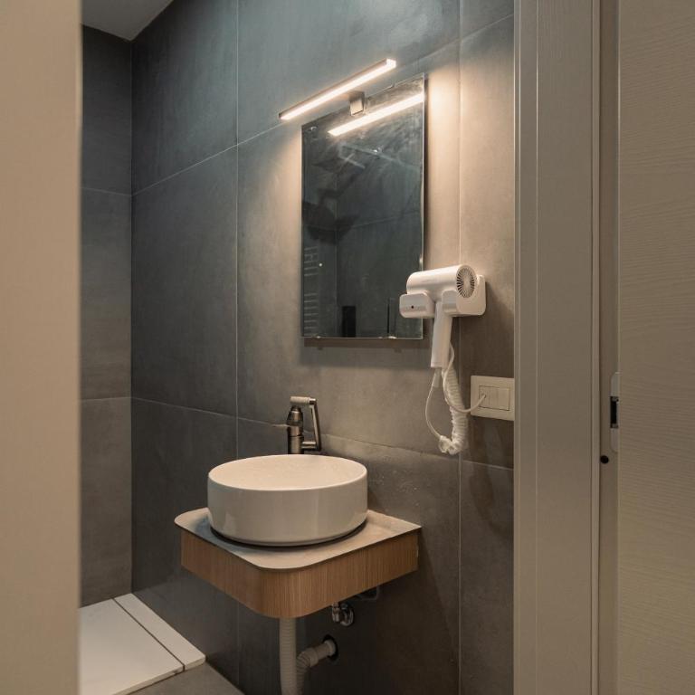 Hostel INN PETRELLA - Double Room with Private Bathroom - 4
