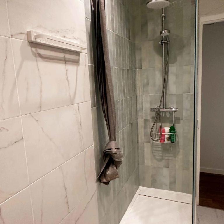 Pleasant stay in the heart of Paris 4 people max - Appartement - 21