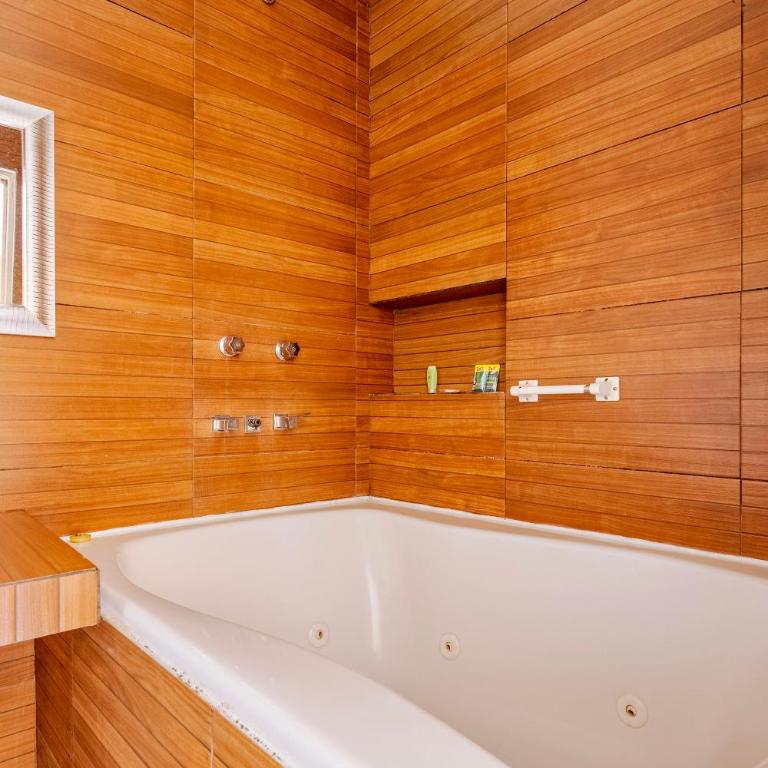 Loft lujo estilo y diseño, alberca, Cuernavaca somos los únicos en ofrecerte 2 jacuzzis tipo Spa con agua caliente y sistema de hidromasaje, alberca con calefacción ecológica, amplia cama de alberca, 3 pantallas, terraza privada con asador de carbon, WiFi - Apartamento de 2 dormitorios con vistas a la piscina - 33